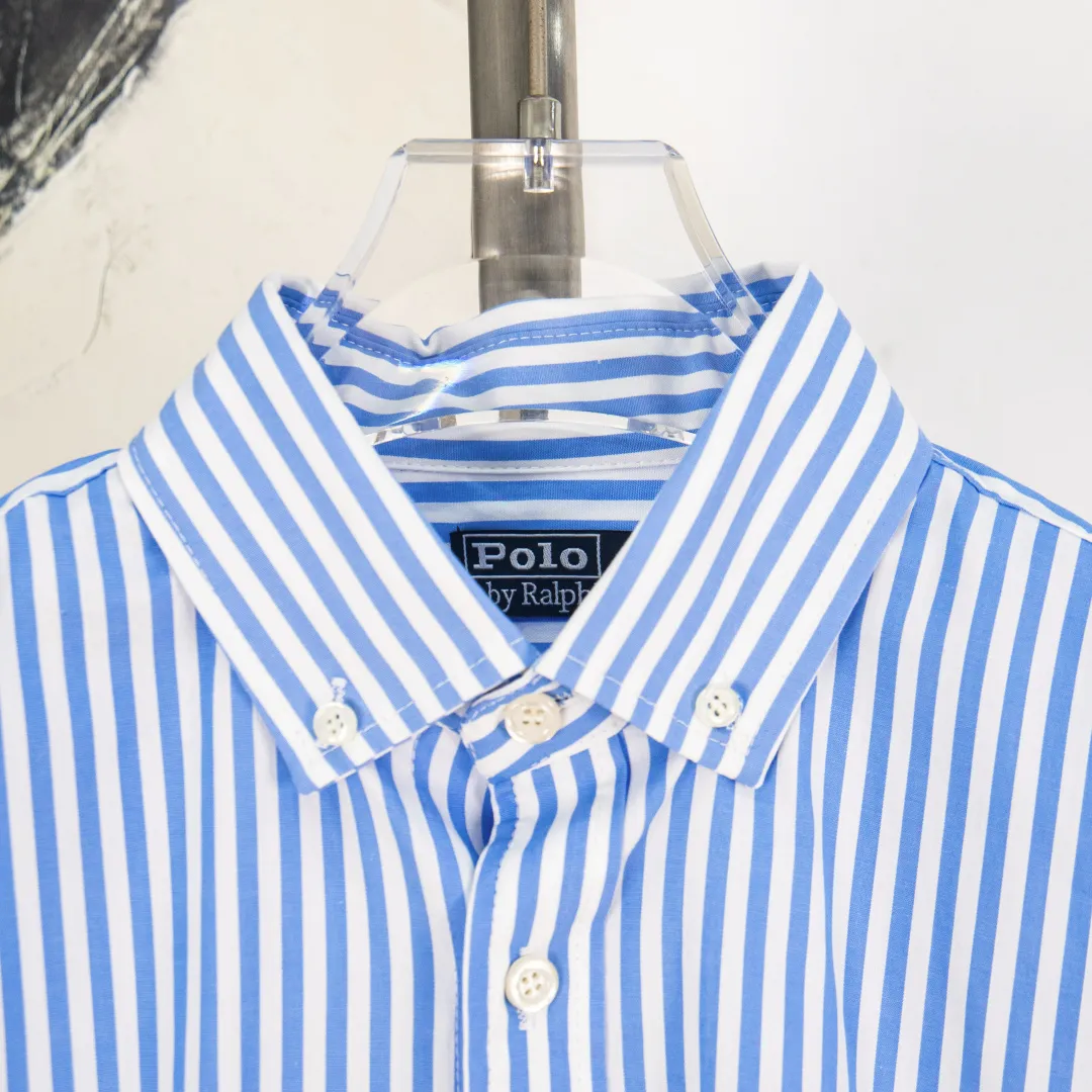P290 zp version [Exclusive supply] Ralph Lauren/Ralph Lauren 2025SS new old-money style cotton poplin large and small striped long-sleeved casual shirt, 100% restored workmanship, embedded seams and clean edges, curved triangular bifurcation ✅100% cotton poplin, smooth feel, pre-car wash treatment, tighter yarn ✅Custom-dyed original pearlescent white bottom buttons, large and small partitions, vertical eyelets✅Special shaped chiffon foil included in the collar door tube Not easy to deform and pull. ✅ RL three-color large and small vertical striped shirt. Extraordinary isometric. Cleverly matched stripes. Multiple wear to inspire self-expression. Relaxed layering to play with the look of the four seasons. Color: red, blue, green. Size: S M L XL. Number: WW10963.